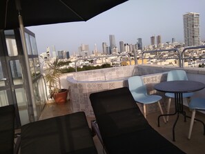 Una piscina al aire libre, sombrillas, sillones reclinables de piscina