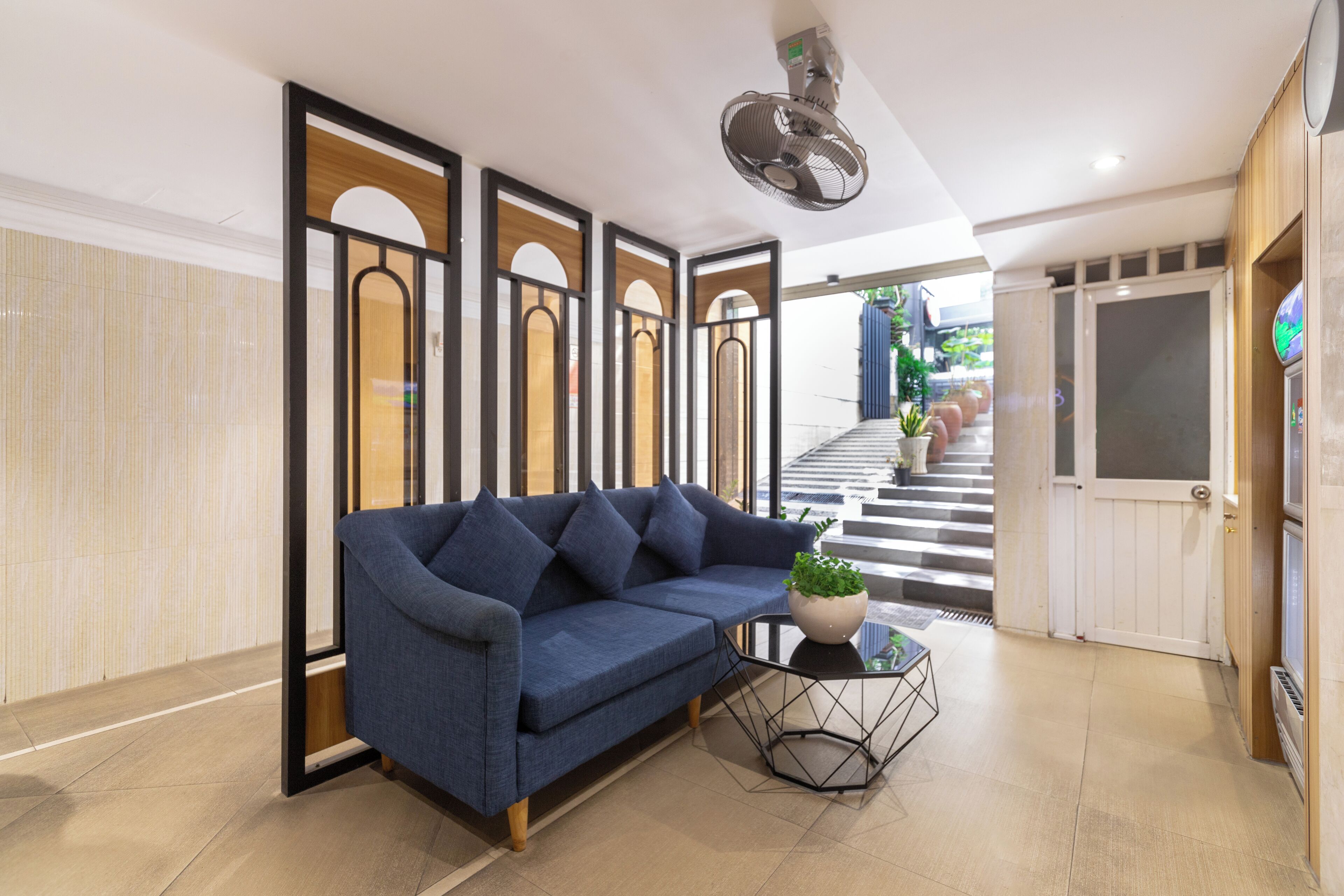 32-inch Smart TV with cable channels, TV