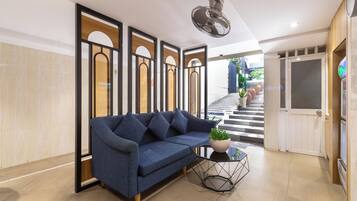 32-inch Smart TV with cable channels, TV