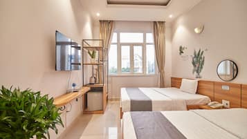 Deluxe-Zweibettzimmer | Individuell dekoriert, individuell eingerichtet, Schreibtisch