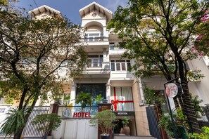 Front of property - Bin Bin Hotel 2 - Near Him Lam D7 (Ho Chi Minh City)