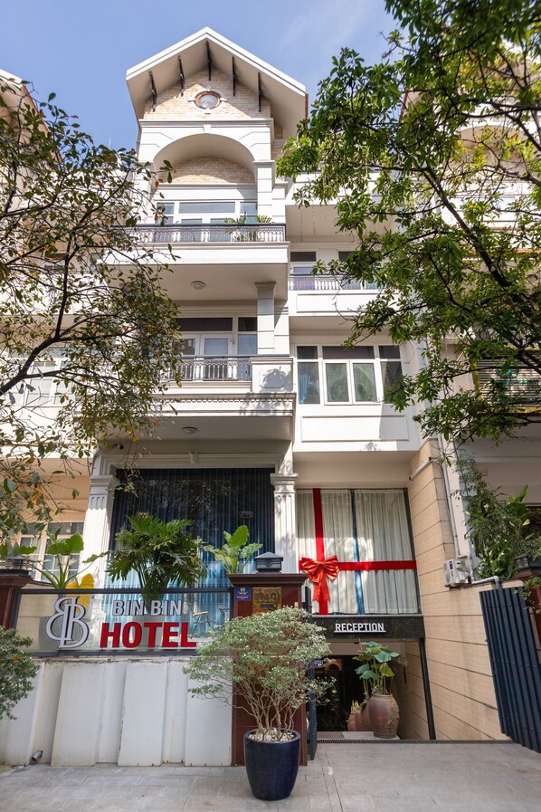 A hotel with a reception area, a balcony, and a sign with a red ribbon. - Bin Bin Hotel 2 - Near Him Lam D7 (Ho Chi Minh City)
