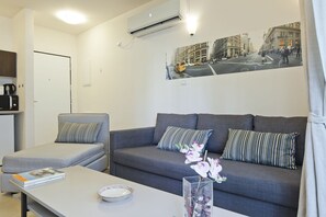 Living area - TLV Suites By The Sea - 2 Rooms (Tel Aviv)