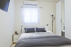 2 bedrooms, blackout curtains, iron/ironing board, free WiFi - TLV Suites By The Sea - 2 Rooms (Tel Aviv)