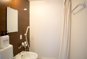 Habitación familiar (Standard) | Baño | Tina con regadera, tina profunda, amenidades de baño gratuitas 