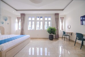 Quarto luxo (Suite) | Escrivaninha, cortinas blackout, Wi-Fi de cortesia