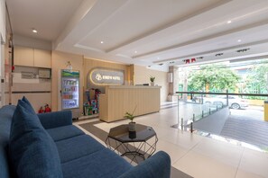 ฝ่ายต้อนรับ