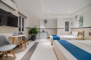 Habitación Deluxe con 2 camas individuales | Muebles diferentes, escritorio, cortinas blackout y wifi gratis