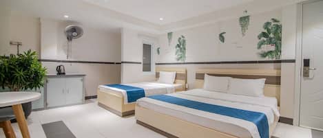 Deluxe Twin Room | Dilengkapkan perabot secara berasingan, meja, langsir/tirai gelap terus