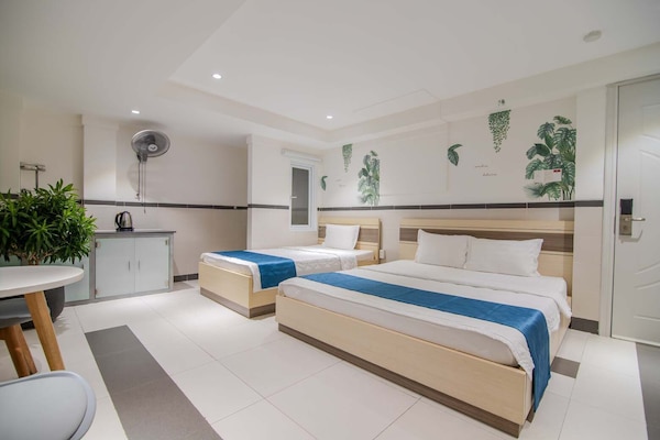 Muebles diferentes, escritorio, cortinas blackout y wifi gratis