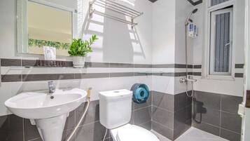 Deluxe Double Room | Bathroom | Shower, rainfall showerhead, free toiletries, hair dryer