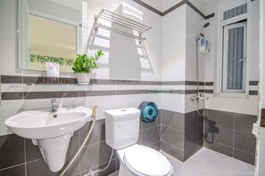 Bathroom - BinBin Hotel 5 - Near Lotte Mart D7 (Ho Chi Minh City)