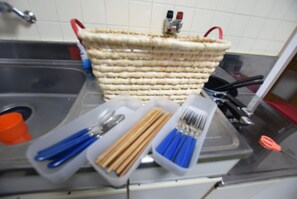 Private kitchenette - Shin Nippombashi apartment (Osaka)