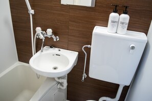 Private Vacation Home | Bathroom | Combined shower/bathtub, deep-soaking bathtub, free toiletries - Vacation Rental Sora (Kyoto)