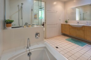 House, 4 Bedrooms | Bathroom - Pavillion 17 - Waterfront Spacious 4 Bedroom With Own Inground Pool And Golf Buggy (Whitsundays)