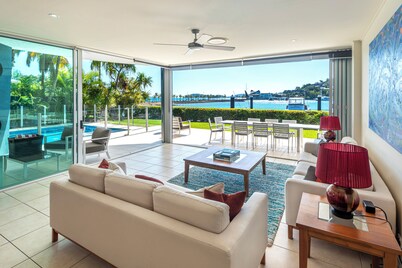 Pavillion 17 - Waterfront Spacious 4 Bedroom With Own Inground Pool And Golf Buggy