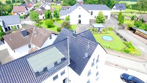 Zona residencial con una iglesia, una piscina y un estacionamiento.