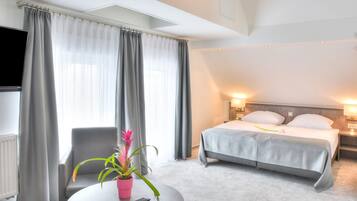 Junior Suite | Bar mini, meja, ruang kerja komputer riba, langsir/tirai gelap terus