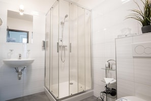 Dusj, hårføner, håndklær og såpe