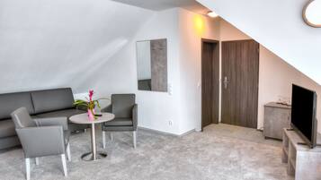 Familien-Suite, Nichtraucher | Minibar, Schreibtisch, laptopgeeigneter Arbeitsplatz