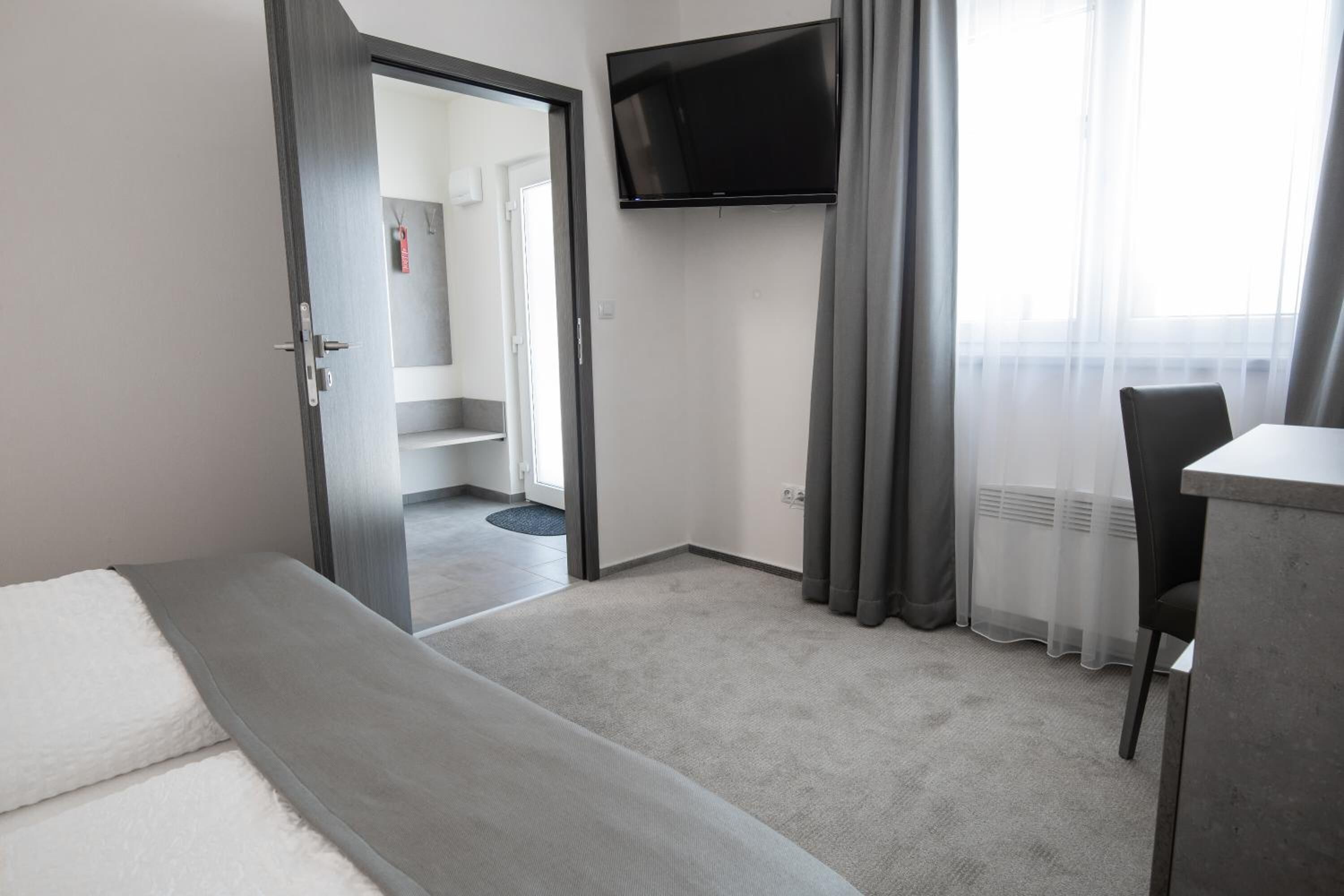 1 bedroom, minibar, desk, laptop workspace