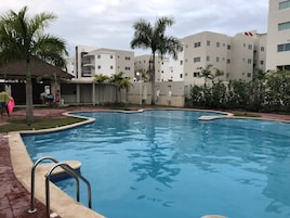 Una piscina al aire libre