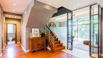 Villa, 5 Schlafzimmer | Wohnzimmer | Flachbildfernseher