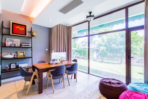 Villa, 5 Schlafzimmer | Wohnzimmer | Flachbildfernseher