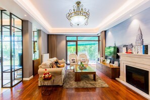 Villa, 5 Schlafzimmer | Wohnzimmer | Flachbildfernseher