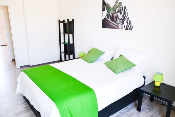 Quarto casal básico, vista para a cidade | Individualmente decorados, individualmente mobiliados, escrivaninha