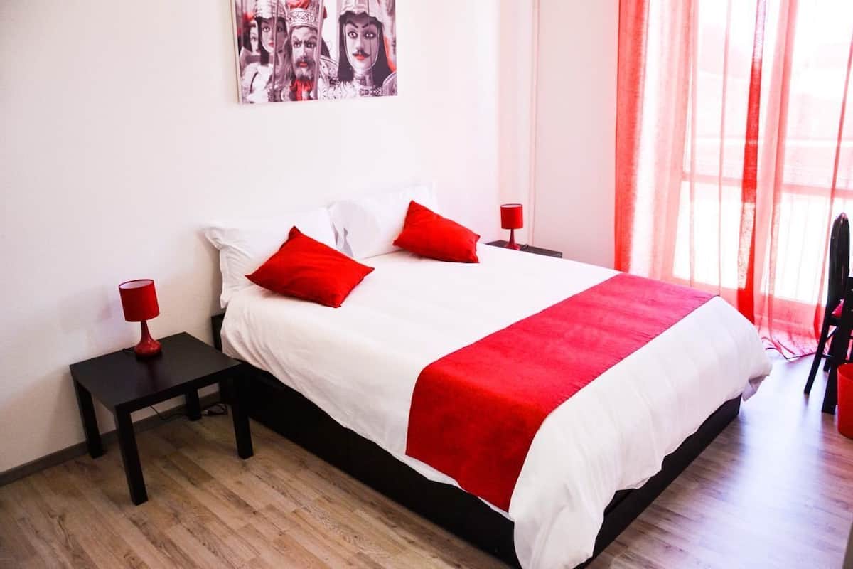 Doppia Standard, vista città | Con stile personalizzato, con arredamento individuale, una scrivania