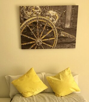 Individually decorated, individually furnished, desk, rollaway beds - Ficurinia Guest House (Catania)