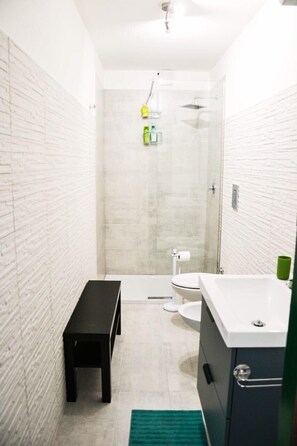 Quarto casal básico, vista para a cidade | Banheiro | Chuveiro, chuveiro com efeito de chuva, produtos de toalete grátis