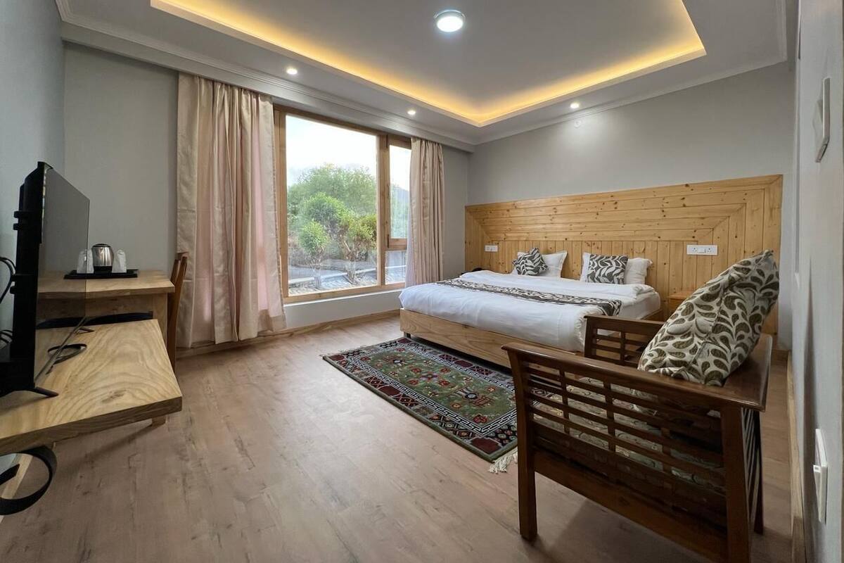 Premium bedding, in-room safe, desk, soundproofing