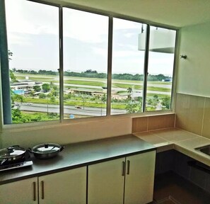 Full-size fridge, stovetop, cookware/dishes/utensils - The N Suites near CBD (Kota Kinabalu)