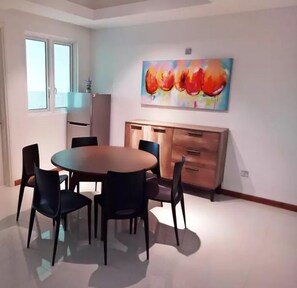 Full-size fridge, stovetop, cookware/dishes/utensils - The N Suites near CBD (Kota Kinabalu)