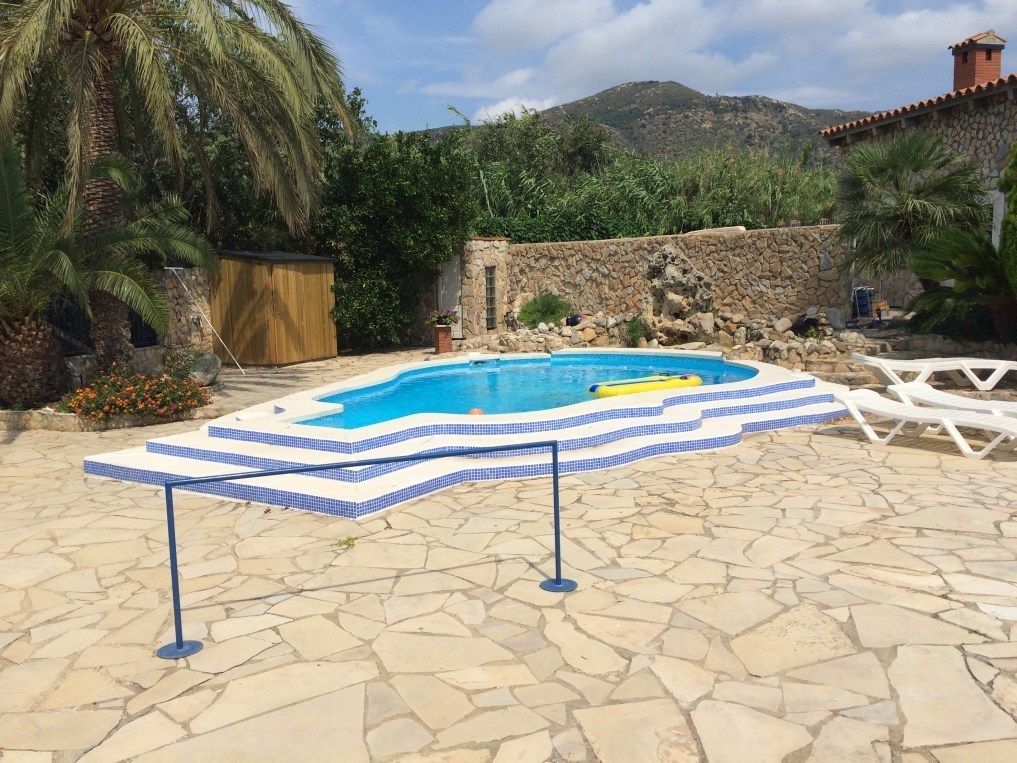 حمّام سباحة خارجي موسمي، مظلات على حمّام السباحة