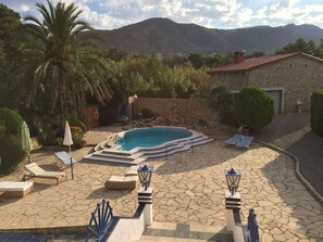 季节性开放的室外游泳池，池畔遮阳伞