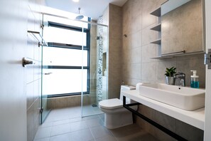Suite Premium, 2 habitaciones | Baño | Regadera, amenidades de baño gratuitas, secadora de cabello, toallas 