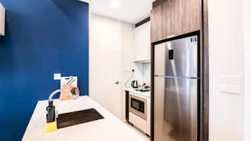 Refrigerador, microondas, placa de cocina, utensilios de cocina