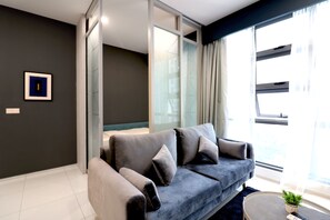 책상, 노트북 작업 공간, 다리미/다리미판, 간이 침대