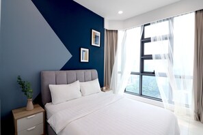 Apartemen Standar, 2 kamar tidur, Bebas Asap Rokok, pemandangan kota | Meja kerja, ruang kerja ramah laptop, dan setrika/meja setrika