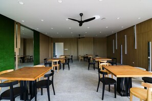 Outdoor dining - Victoria Home Robertson (Kuala Lumpur)