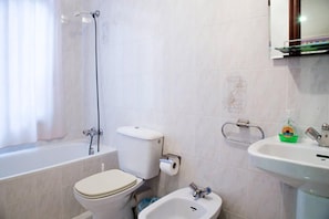 Double Room, Private Bathroom | Bathroom | Combined shower/tub, free toiletries, hair dryer, towels