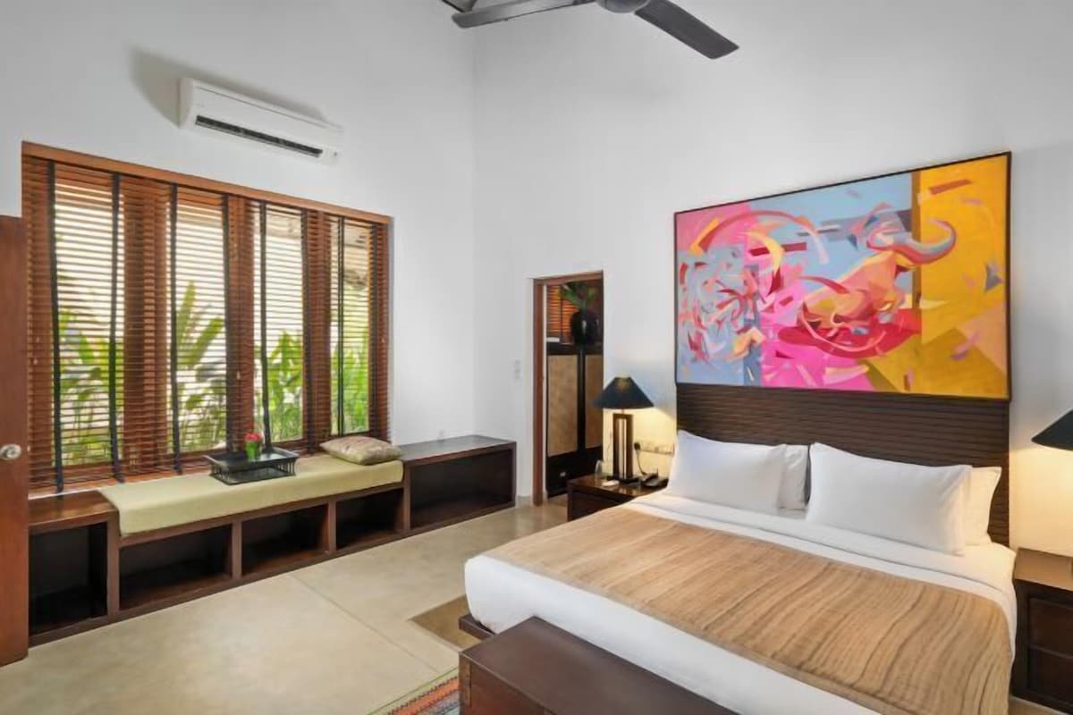 Premium bedding, in-room safe, desk, laptop workspace