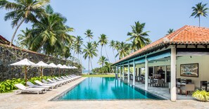 Piscina externa, guarda-sóis, espreguiçadeiras