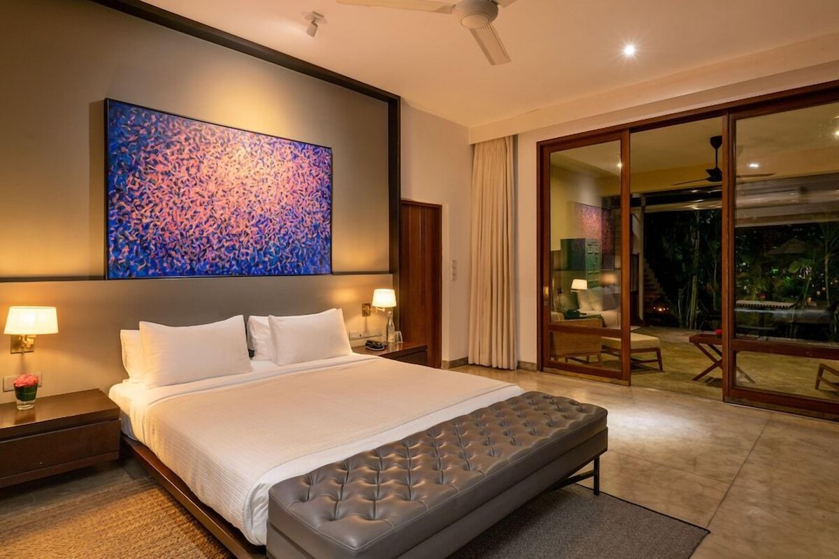 Premium bedding, in-room safe, desk, laptop workspace