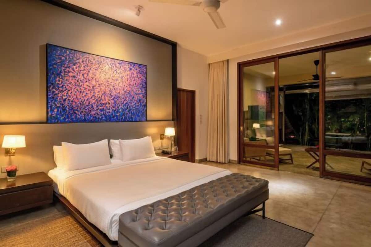 Premium bedding, in-room safe, individually furnished, desk