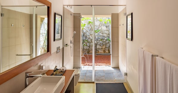 A modern bathroom with a large mirror, dual sinks, and a shower. - Taru Villas The Long House - Bentota (Bentota)
