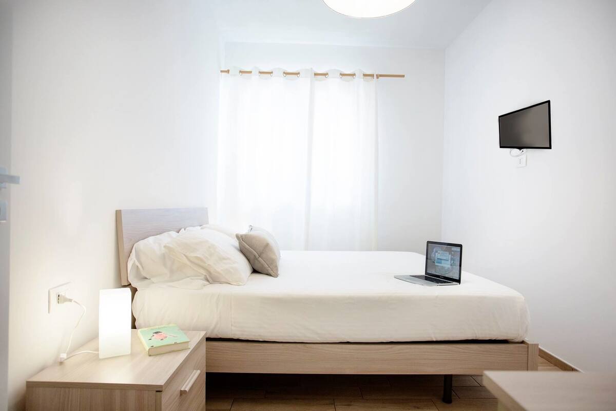 Tweepersoonskamer | Een minibar, een bureau, geluiddichte muren, gratis wifi